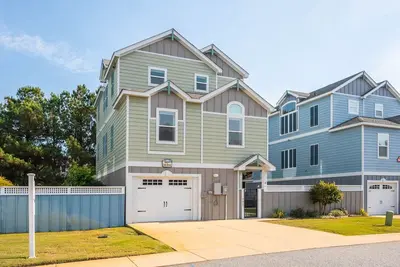 Salty Breeze: Oceanside, Elevator, Hot Tub, Community Pool Access!