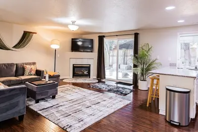 Image de Spacious 4-bedroom house in Vancouver with hot tub, workspace, fireplace, Ac