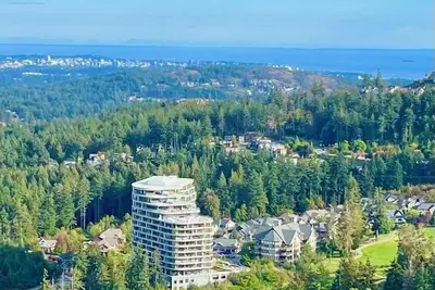 Image de Resort living with stunning views of mountains and forests