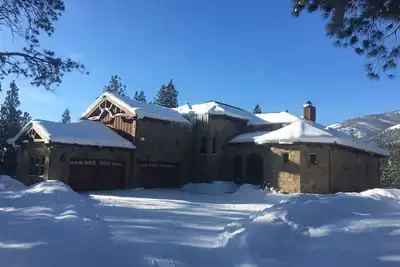 Image de Executive Riverfront Mountain Retreat With Indoor Pool, Hot Tub, & Private Pond