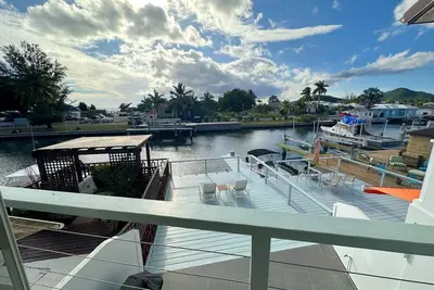 Image de Stylish Waterfront Escape