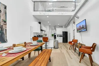 Image de Stylish & Roomy Full House Dtwn