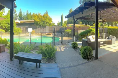 Image de Mid-Century Charmer 3-bedroom house with a Pool in quiet old Elk Grove with WiFi
