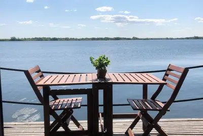 Image de Cozy and romantic houseboat in a prime location with fireplace and sauna.