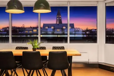 Image de Penthouse Apt. in Vibrant Main Street\/Free Parking