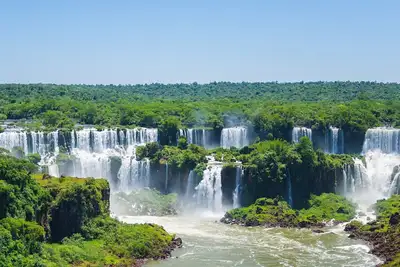 Grande cabane familiale aux chutes d'Iguazú avec piscine