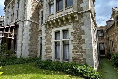 Image de Petit duplex pointe du moulinet dans une villa classée