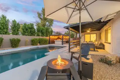 Image de Cool off in the pool! Minutes to golf and Kierland. Sleeps 12