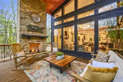 Image de Creekside | Sleeps 36 | Hot Tubs | 2 Cabins
