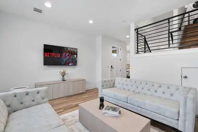 Image de 2 Combined Homes - Mins 2 Acl/Formula 1/Downtown