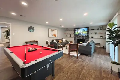 Image de Spacious Family Retreat – 2 King Suites, Pool Table, & Backyard Oasis