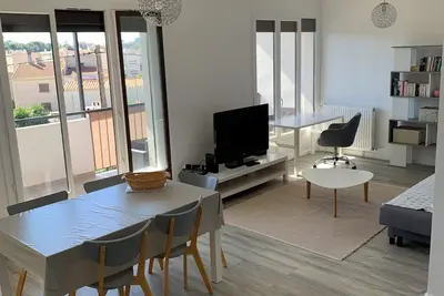 Image de Beau T3 lumineux pour location mini 1 mois - grand balcon vue dégagée et parking