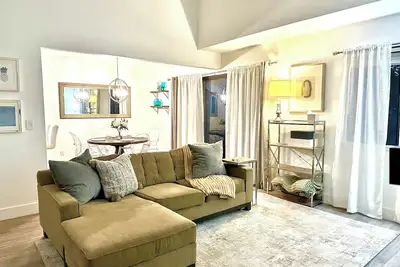 Image de Bright Spacious Tree Lined Condo