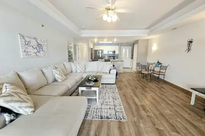 Image de Spectacular 3 Bd condo @ Lake Ozark 5g & across from 3 Major Bars / Restaurants