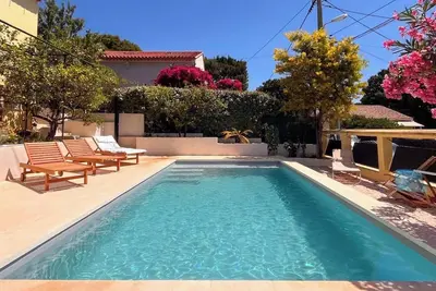 Image de Villa avec piscine 6 personnes Ă Toulon - vue mer