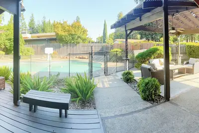 Image de Mid-Century 3-bedroom charmer in quiet Old Elk Grove with WiFi, Ac and Pool