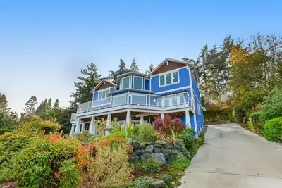 Image de Custom estate with 6 bedrooms, 4+baths, private beach in enchanting Coupeville.