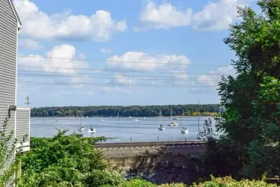 Image de Beautiful 2 Bedroom Water View Townhome - Walk to Main St in East Greenwich