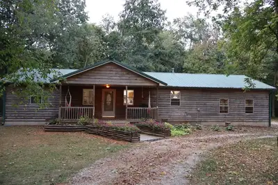 Image de Lovers’ Lakeside Love Nest \nCozy Retreat on Pittsfields Serene Lake.
