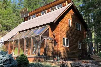 Image de Cozy cabin in the forest. 5 miles out of town.