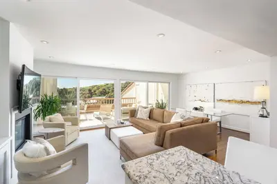 Image de Malibu 2-bedroom designer furnished condo with Ac. Central to everything!