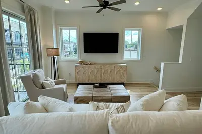 Image de New! 4 Br 4ba Townhome w\/optional 5th Br Suite 2 Blocks from Stadium - Sleeps 12