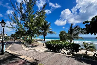 Beautiful Ground Floor Modern Condo, Just Steps to the Pool and Ocean
