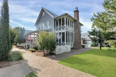 Image de Carlton Landing! 3-bedroom house with Partial lake views in  Carlton Landing
