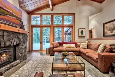 Image de Twin Pine Retreat | Large Yard w/ Hot Tub