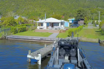 Image de Classic Rotoiti Lakefront | Private Jetty & Views!