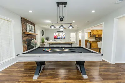 Image de Suburban Oasis, Pool& Spa, Ping pong, Air Hockey, Pool table & Arcade, Cul De Sac