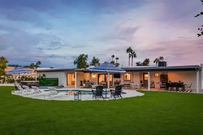 Image de Boho Chic Luxury Getaway Sleeps 14+ W/9 hole Putting green