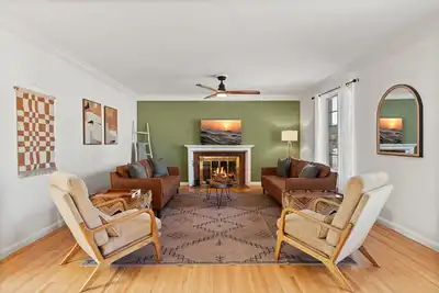 Image de Updated Spacious 4-bedroom house near Nob Hill and Unm.