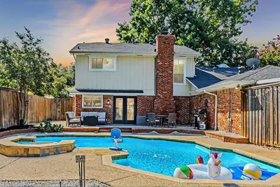 Image de \"Serenity Dallas\": 5bd/2. 5ba House with Pool-Jacuzzi/Pool Table/2 Living Areas!
