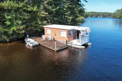 Image de The Floater-A House Boat on Grant Island, Bham Lk