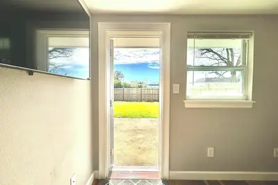 Image de Fenced Backyard-Updated-500mbps-Wd-10Min to Beach-Full Kitchen-Ac-Workspace