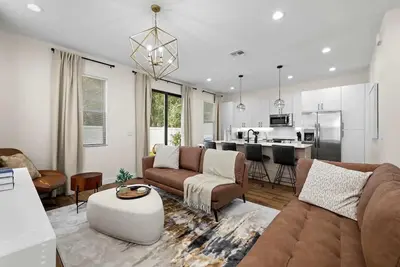 Image de New Modern 3 Bedroom Townhome w/ Patio Central Tampa Near Airport