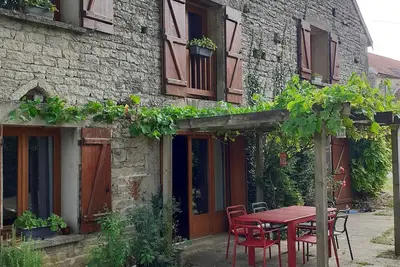 Image de gîte avec piscine et spa nordique en bourgogne