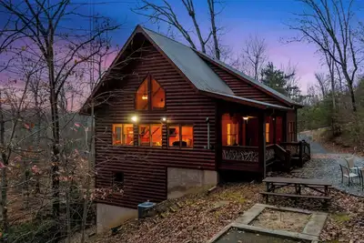 Image de Tree Top Hideaway - Private with Games, Firepit, + More!