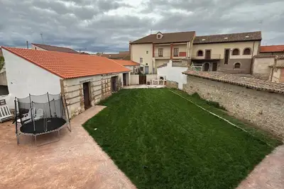 Image de House with large garden, swimming pool, barbecue and 5 bedrooms.