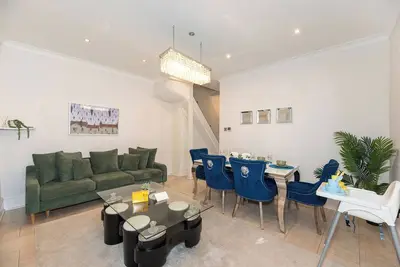 Image de 3 Bedroom House with Spacious back garden & Free Parking in Ilford Barking
