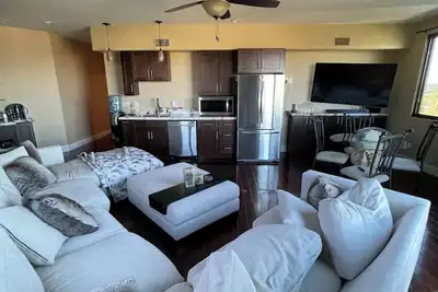 Image de 2-bedroom 2 bath attached apt in LaCosta estates with ocean view & rooftop deck