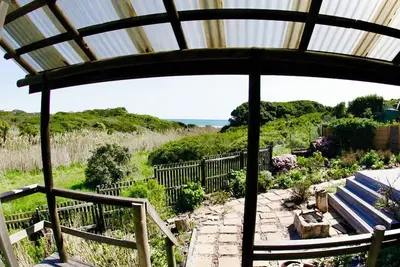 Image de Cozy Retreat: 1-Bedroom with stunning sea view down  serene green belt. \"