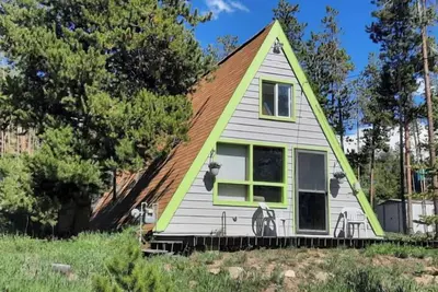 Image de Silverthorne Cabin in the woods, views of mnts! Cute A-frame, with hot tub! \n\n