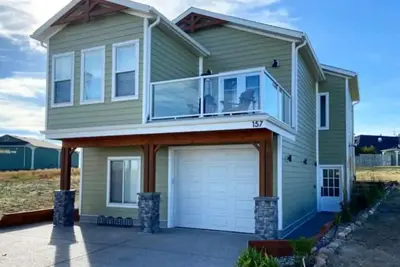 Image de Large 4 season house on Lake Mcgregor. Sleeps 9 with indoor pool & lake access! !