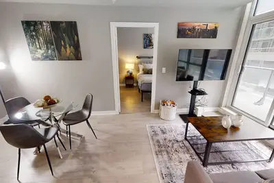 Image de Modern Central 1+1-Br Condo in Dt Toronto