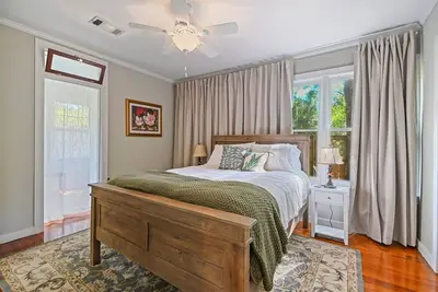 Image de Cozy and Clean - Best located Old Cloverdale 1br