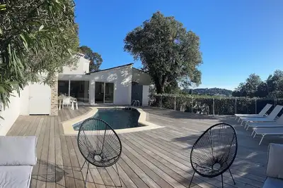 Image de Maison contemporaine piscine privée et superbe vue sur le golf de Saint Tropez