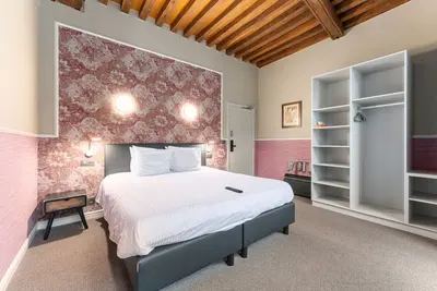 Image de Stylish Room in Old Century Hotel, City Center.