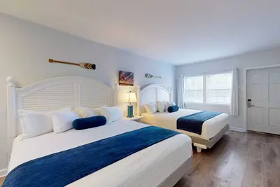 Image de Expansive Double King Room for a Luxurious Group Stay